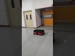 AGV traversant une douche à air pour marchandises | Transfert automatisé de matériel en environnement contrôlé