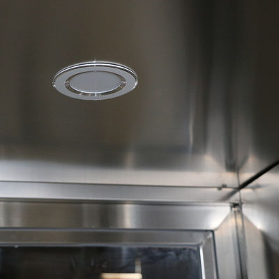 Douche d'air pour deux personnes. Un design en acier inoxydable et économe en énergie. Certifié ISO pour les laboratoires pharmaceutiques.