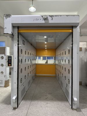 Douche d'air industrielle lourde avec conception à l'épreuve du vent segmentée et rideau résistant aux déchirures de 0,8 mm pour les salles blanches conformes à la norme ISO 14644-1