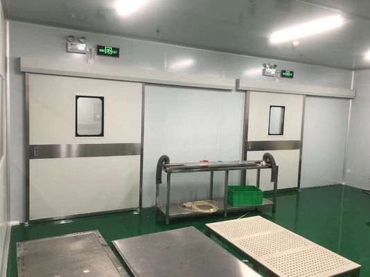 Porte coulissante en acier industrielle automatique. 1500 kg de capacité de charge et IP65 résistant aux intempéries pour entrepôt / quai.