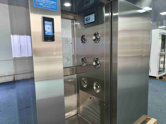 Douche à air avec porte coulissante intelligente avec reconnaissance faciale.