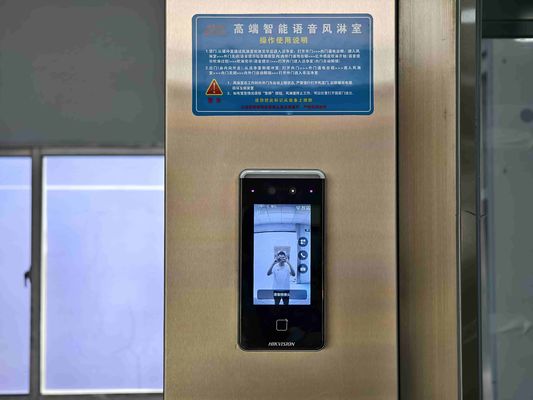 Douche à air avec porte coulissante intelligente avec reconnaissance faciale.