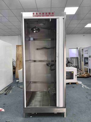 Salle de douche et de lavage des yeux de sécurité d'urgence avec boîtier en acier inoxydable SUS304, débit de douche de 120 à 180 L/min et taille compacte de 1000 × 1000 × 2400 mm