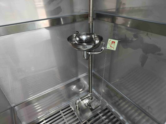 Salle de douche et de lavage des yeux de sécurité d'urgence avec boîtier en acier inoxydable SUS304, débit de douche de 120 à 180 L/min et taille compacte de 1000 × 1000 × 2400 mm