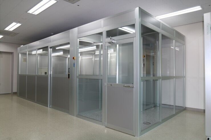 Systèmes modulaires de salle blanche.
